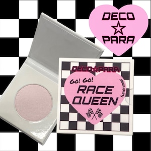 Puede incluir: Un iluminador rosa claro en un estuche plateado abierto. Una caja a juego presenta un corazón rosa con el texto "Race Queen" y banderas a cuadros. También se ve el texto "Deco Para".