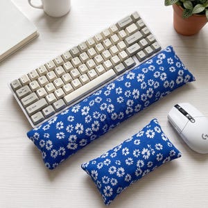 Reposamuñecas floral índigo, juego de reposamuñecas para teclado con diseño de margaritas, decoración para cubículos, bonito accesorio de escritorio, artículos esenciales para dormitorios, regalo para un nuevo trabajo