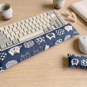 Maneki Neko Keyboard Wrist Rest Set, Lucky Cat Mouse Pad with Wrist Rest, Cubicle Decor, Cat Lover Gift, Desk Accessories for Women