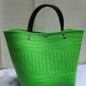 Bolsas de verano. Bolsas de compras reutilizables tejidas / bolsas de playa en polipropileno.