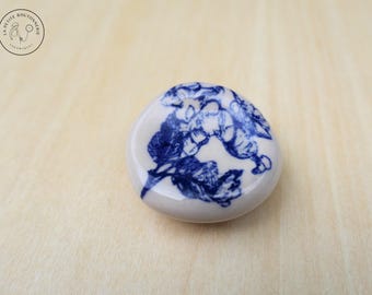Piedra antiestrés de cerámica con estampado floral inspirado en la tela Toile de Jouy - Hecha a mano