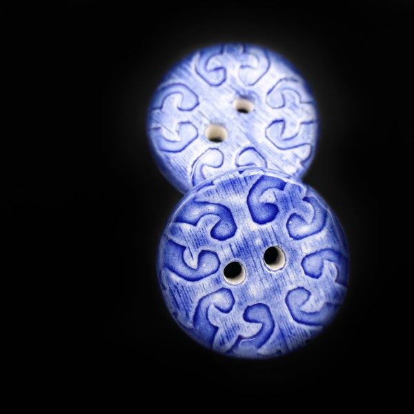 Lot de 2 boutons ronds en céramique - Email bleu à motif de fleurs de lys - Travail artisanal - Handmade ceramic buttons -