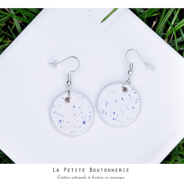 Paire de boucles d'oreilles en céramique - Disques en blanc et bleu - Création artisanale / Ceramic blue and white earrings