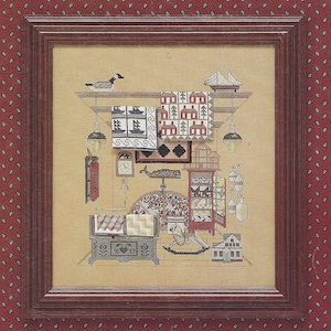 Puede incluir: Obra de arte en punto de cruz enmarcada que presenta una colección de objetos en miniatura. La obra de arte incluye un pato, casas, lámparas, un reloj y otros elementos decorativos. El marco es de color marrón oscuro y el fondo es de color beige claro.
