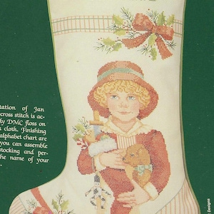 Könnte beinhalten: Eine weiße Keramik-Tasse mit schwarzem Henkel und dem Text "But First, Coffee" in schwarzer, handschriftlicher Schrift. Die Tasse steht auf einer weißen Oberfläche.