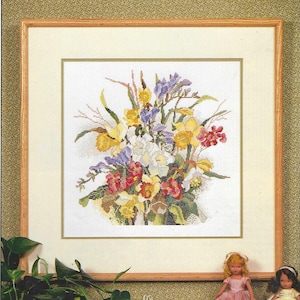 Könnte beinhalten: Eine weiße Keramiktasse mit schwarzem Henkel und dem Text "But First, Coffee" in fetter, schwarzer Schrift. Die Tasse steht vor einem verschwommenen Hintergrund. Die Tasse ist etwa 10 cm hoch.