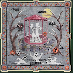 Puede incluir: Diseño de punto de cruz que presenta una escena de Halloween con una pareja bailando en un cenador, rodeada de murciélagos, calabazas, fantasmas y un búho. El texto "Spook Town Square" está en la parte inferior, con una luna llena en el fondo.