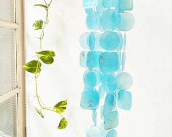Móvil de conchas de capiz azul, campanilla de viento de conchas de capiz, campanilla de viento de conchas estilo boho, decoración boho para patios y porches, campanillas de yoga