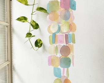 Móvil de conchas de capiz en colores pastel, campanilla de viento de conchas de capiz, campanilla de viento de conchas estilo boho, decoración boho para patios y porches, campanillas de yoga