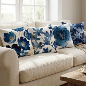 Marineblauer Aquarell Blumenkissenbezug, Indigo Dekokissenbezug, Blumendekor