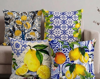 Könnte beinhalten: Vier quadratische Dekokissen mit leuchtend gelben Zitronenillustrationen und blau-weißen Fliesenmustern. Die Designs zeigen detaillierte Zitrusfrüchte, grüne Blätter und komplexe geometrische Motive, die auf die Stoffbezüge gedruckt sind.