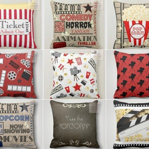 Könnte beinhalten: Neun dekorative Kissenbezüge mit Filmmotiven. Die Bezüge zeigen verschiedene Designs, darunter ein Kinokarten, Popcorn, Filmrollen und Filmgenres. Die Bezüge sind aus einem weichen, strapazierfähigen Stoff gefertigt und perfekt, um Ihrem Zuhause einen Hauch von Filmzauber zu verleihen.