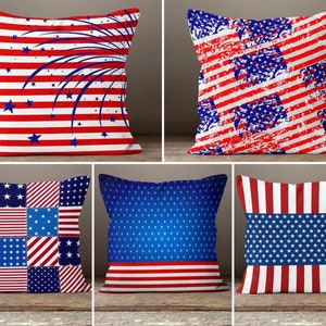 Può includere: Quattro cuscini decorativi con diversi motivi di bandiera americana. I cuscini sono rosso, bianco e blu con stelle e strisce.