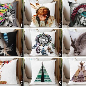 Könnte beinhalten: Set aus neun dekorativen Zierkissen mit Designs im indianischen Stil. Die Kissen zeigen Bilder eines indianischen Häuptlings, Traumfängern, Federn und Tipis. Die Kissen sind quadratisch und haben einen weißen Hintergrund.