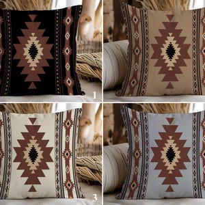 Puede incluir: Cuatro cojines cuadrados con patrones geométricos. Cada cojín presenta un diseño de diamante central en tonos marrón, negro y beige. Los fondos varían: negro, beige, crema y gris. Los cojines tienen una estética del suroeste o tribal.