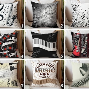 Peut inclure: Collection d'oreillers décoratifs sur le thème de la musique. Les motifs comprennent des notes de musique, des touches de piano, des guitares et des saxophones. Les couleurs varient du noir et blanc au beige et au rouge. Certains coussins comportent du texte.