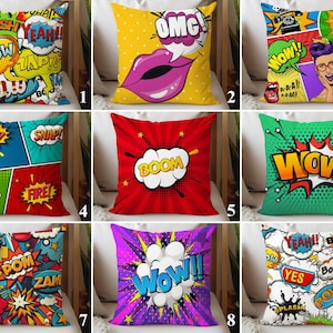 Peut inclure: Ensemble de neuf coussins carrés avec des graphismes de style bande dessinée. Chaque coussin présente des couleurs vives, des bulles de dialogue et des onomatopées telles que "Wow", "Boom" et "OMG !" Les motifs incluent des éléments pop art.