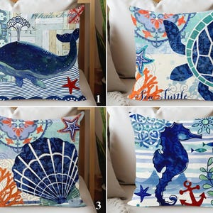 Puede incluir: Juego de cuatro cojines decorativos con temas náuticos. Los diseños incluyen una ballena, una tortuga marina, una concha y un caballito de mar, todos en tonos azules, con detalles en rojo. Cada cojín presenta patrones únicos y elementos marinos.