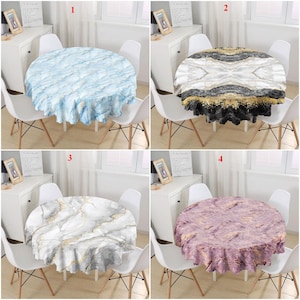 Peut inclure: Quatre nappes rondes avec différents motifs marbrés. Les nappes sont bleu clair, noir et blanc avec des accents dorés, gris et blanc avec des accents dorés et rose avec des accents dorés.