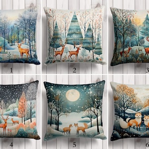 Könnte beinhalten: Sechs quadratische Zierkissen mit Winterwaldszenen. Jedes Kissen zeigt ein einzigartiges Aquarelldesign mit Hirschen, Bäumen und verschneiten Landschaften in Blau-, Braun- und Weißtönen. Geeignet für die Dekoration im Wohnbereich.