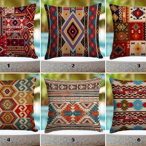 Op de afbeelding: Zes verschillende kussenhoezen met geometrische patronen in tinten rood, blauw, geel en bruin. De patronen zijn geïnspireerd op Native American designs.