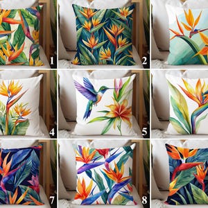 Può includere: Set di nove cuscini decorativi quadrati con disegni floreali ad acquerello. Ogni cuscino presenta un motivo tropicale diverso, tra cui fiori di uccelli del paradiso e lussureggianti foglie verdi. I cuscini sono in tessuto morbido.
