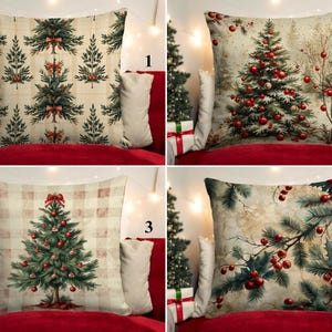 Puede incluir: Cuatro cojines cuadrados con motivos navideños. El cojín 1 tiene un patrón de árboles repetido. El cojín 2 muestra un árbol decorado con adornos rojos. El cojín 3 presenta un árbol único sobre un fondo de cuadros. El cojín 4 muestra ramas de pino y bayas rojas.