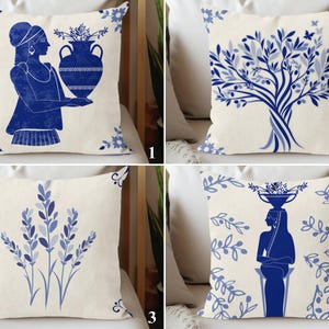 Puede incluir: Juego de cuatro cojines decorativos con dise&ntilde;os azules y blancos. Los cojines presentan ilustraciones de una mujer con un jarr&oacute;n, un &aacute;rbol, ramitas florales y una mujer con un recipiente en la cabeza. Cada coj&iacute;n tiene un fondo crema y detalles azules.