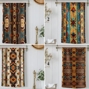 Op de afbeelding: Vier decoratieve badhanddoeken met designs geïnspireerd op het zuidwesten. Elke handdoek heeft een uniek patroon met geometrische vormen en aardetinten zoals bruin, oranje en blauwgroen. De handdoeken hangen aan een messing handdoekrek.