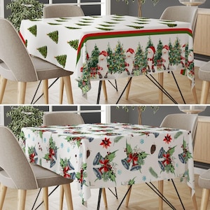 Könnte beinhalten: Zwei weihnachtliche Tischdecken. Die obere Tischdecke zeigt grüne Weihnachtsbäume und Weihnachtsmannfiguren. Die untere Tischdecke zeigt Glocken, Stechpalmen und Weihnachtsstern. Beide Tischdecken sind weiß mit farbenfrohen Designs, ideal für die Feiertagsdekoration.