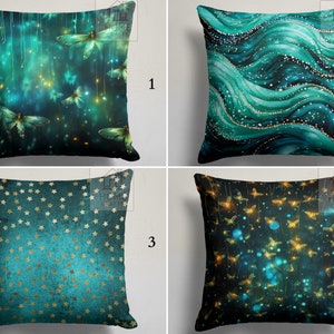 Puede incluir: Cojines decorativos con varios diseños. Uno presenta mariposas teal con detalles dorados, otro tiene olas teal con purpurina dorada, un tercero tiene estrellas doradas sobre un fondo teal, y el último tiene mariposas doradas sobre un fondo teal oscuro.