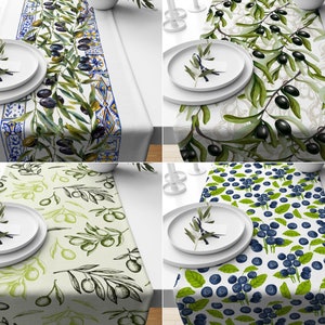Può includere: Quattro runner da tavolo con diversi design. Il primo runner presenta uno sfondo bianco con rami di ulivo verdi e olive nere. Il secondo runner ha uno sfondo bianco con rami di ulivo verdi e olive nere. Il terzo runner ha uno sfondo bianco con rami di ulivo verdi e olive verdi. Il quarto runner ha uno sfondo bianco con foglie verdi e mirtilli blu.