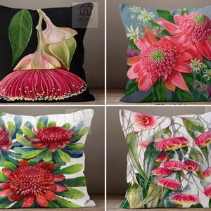 Op de afbeelding: Vier verschillende kussenontwerpen met bloemenpatronen. Het eerste kussen heeft een donkere achtergrond met een grote roze bloem. Het tweede kussen heeft een lichtblauwe achtergrond met roze bloemen. Het derde kussen heeft een witte achtergrond met rode bloemen. Het vierde kussen heeft een witte achtergrond met roze bloemen.
