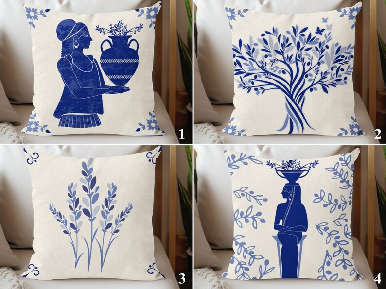 Puede incluir: Juego de cuatro cojines decorativos con dise&ntilde;os azules y blancos. Los cojines presentan ilustraciones de una mujer con un jarr&oacute;n, un &aacute;rbol, ramitas florales y una mujer con un recipiente en la cabeza. Cada coj&iacute;n tiene un fondo crema y detalles azules.