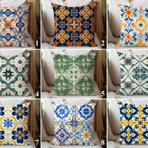 Op de afbeelding: Een verzameling decoratieve sierkussens met diverse geometrische patronen. Kussens met ontwerpen in tinten blauw, oranje, geel, groen en wit. De patronen omvatten bloemen- en tegelgeïnspireerde motieven, geschikt voor woondecoratie.