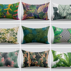 Könnte beinhalten: Neun verschiedene Kissenbezüge mit verschiedenen tropischen Blattmotiven. Die Muster umfassen grüne, blaue, gelbe, rosa und weiße Blätter auf verschiedenen Hintergründen.