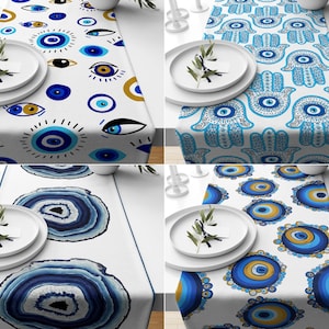 Peut inclure: Quatre chemins de table avec différents motifs bleus et blancs. Les motifs comprennent des motifs de mauvais œil, des mains de Hamsa et des tranches d'agate. Chaque chemin de table est présenté avec une assiette blanche et une brindille de verdure.