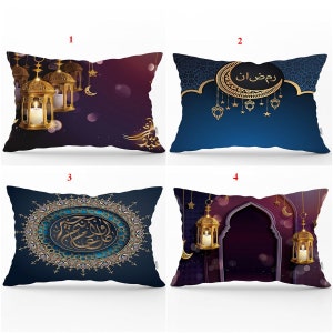 Könnte beinhalten: Vier dekorative rechteckige Kissen mit islamischen Motiven. Die Kissen zeigen goldene Laternen, Halbmonde und arabische Kalligraphie auf dunkelblauen, lila und goldenen Hintergründen. Jedes Kissen hat ein einzigartiges Design.