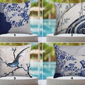 Puede incluir: Cuatro cojines decorativos con diseños florales y de pájaros azules y blancos. Cada cojín presenta un patrón único, que incluye mosaicos y motivos tradicionales de inspiración asiática. Los cojines son cuadrados y parecen estar hechos de tela.
