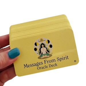 Op de afbeelding: Een geel deck met orakelkaarten met de tekst "Messages From Spirit Oracle Deck" en een logo van een mediterende vrouw met een bij en de tekst "TotalDivine".