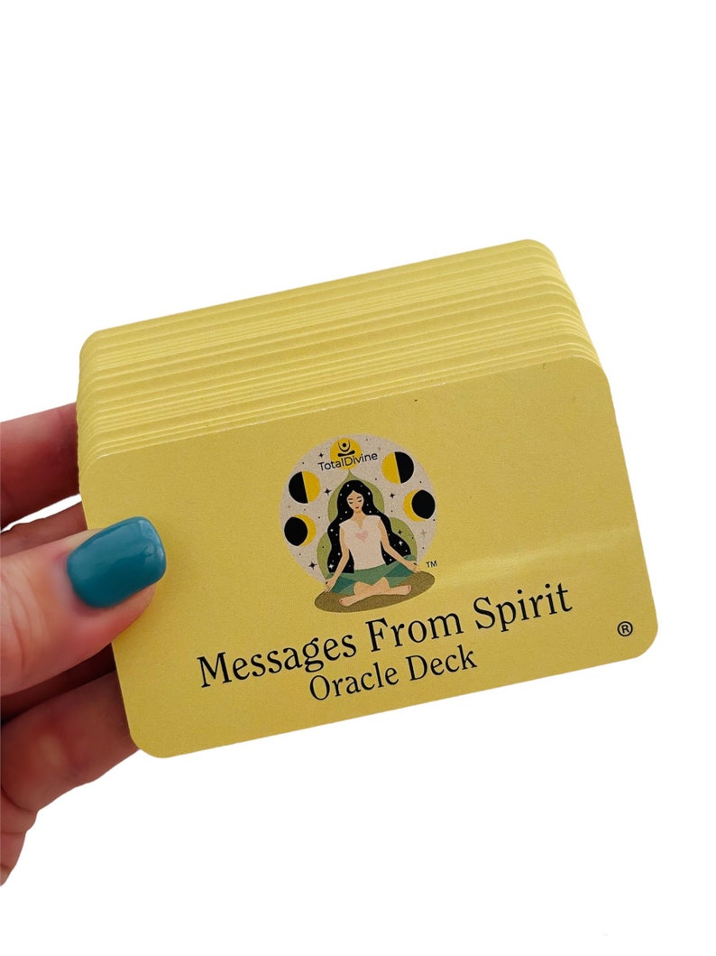Op de afbeelding: Een geel deck met orakelkaarten met de tekst "Messages From Spirit Oracle Deck" en een logo van een mediterende vrouw met een bij en de tekst "TotalDivine".