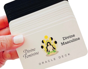 Pode incluir: Um baralho de cartas de oráculo com fundo branco e texto preto. O texto diz "Divine Feminine Divine Masculine Oracle Deck". A carta apresenta uma mulher sentada em posição de lótus com um fundo verde e luas amarelas e pretas ao seu redor.
