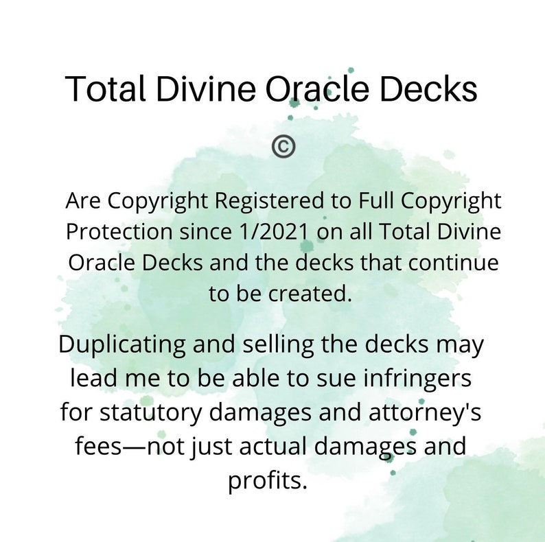 Op de afbeelding: Een groene aquarel achtergrond met witte tekst die "Total Divine Oracle Decks" en een copyright symbool zegt. De tekst hieronder geeft aan dat de decks auteursrechtelijk beschermd zijn en dat het dupliceren en verkopen ervan kan leiden tot juridische stappen.