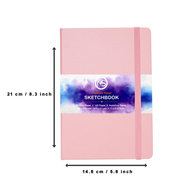 Puede incluir: Un cuaderno de bocetos rosa con cierre el&aacute;stico a juego. La portada tiene la inscripci&oacute;n "SKETCHBOOK". Mide 14,8 cm de ancho y 21 cm de alto y contiene 120 p&aacute;ginas sin &aacute;cido.