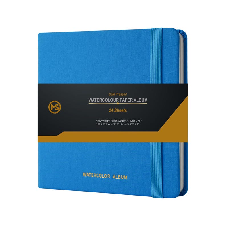 Puede incluir: Un &aacute;lbum de papel para acuarela azul con cierre de banda el&aacute;stica dorada. La portada tiene el texto "Cold Pressed Watercolor Paper Album" y "24 Sheets". El &aacute;lbum mide 12 x 12 cm.