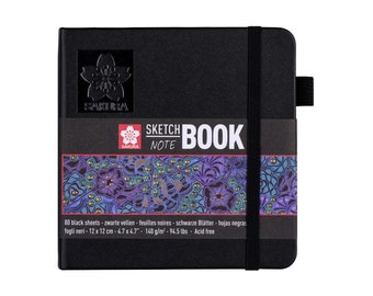 May include: Black sketchbook with a Sakura logo and the text "Sketch Note Book". The cover has a textured surface and a black elastic band. The back of the book features a colorful floral design with gold accents. The text on the back reads "80 black sheets - zwarte vellen - feuilles noires - schwarze Blätter - hojas negras fogli neri - 12 x 12 cm - 4.7 x 4.7" 140 g/m² - 94.5 lbs. Acid free"