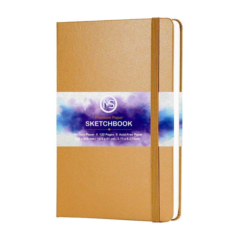 Puede incluir: Un cuaderno de bocetos de color dorado con cierre de banda el&aacute;stica a juego. La portada presenta una banda blanca con el texto "Premium Paper SKETCHBOOK". El cuaderno contiene 120 p&aacute;ginas sin &aacute;cido, midiendo 14,5 x 21 cm.