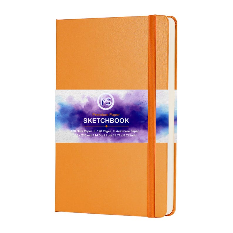 Puede incluir: Un cuaderno de bocetos naranja con cierre de banda el&aacute;stica. La portada presenta una banda blanca con el texto "Premium Paper SKETCHBOOK". El cuaderno contiene 120 p&aacute;ginas sin &aacute;cido y mide 14,5 x 21 cm.