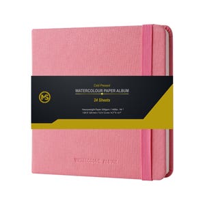 Puede incluir: &Aacute;lbum de papel para acuarela rosa con una etiqueta negra y dorada que dice "Cold Pressed Watercolor Paper Album 24 Sheets Heavyweight Paper 300gsm/140lbs/M 120 x 120 mm/12 x 12 cm/4.7" x 4.7""