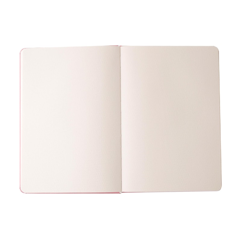 Puede incluir: Un cuaderno rosa abierto, con p&aacute;ginas en blanco de color crema. El cuaderno est&aacute; plano, revelando las p&aacute;ginas interiores. Los bordes de las p&aacute;ginas son redondeados y la encuadernaci&oacute;n es visible. El cuaderno est&aacute; sobre un fondo blanco.